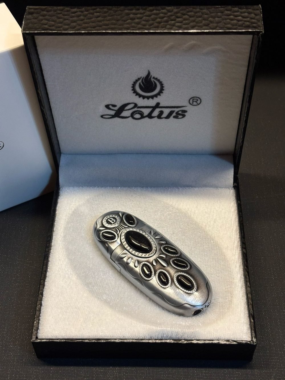 LOTUS Vintage Siyah Renk Taşlı Metal Çakmak - Görsel 5